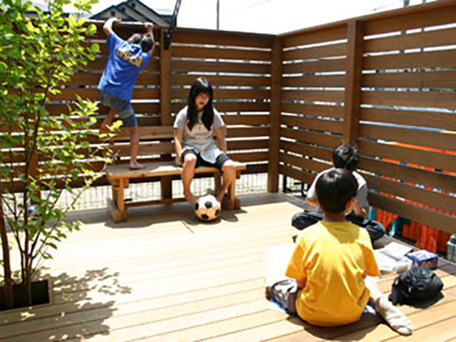 子供の遊び場として活用するときも、フェンスの目隠しがあれば安心